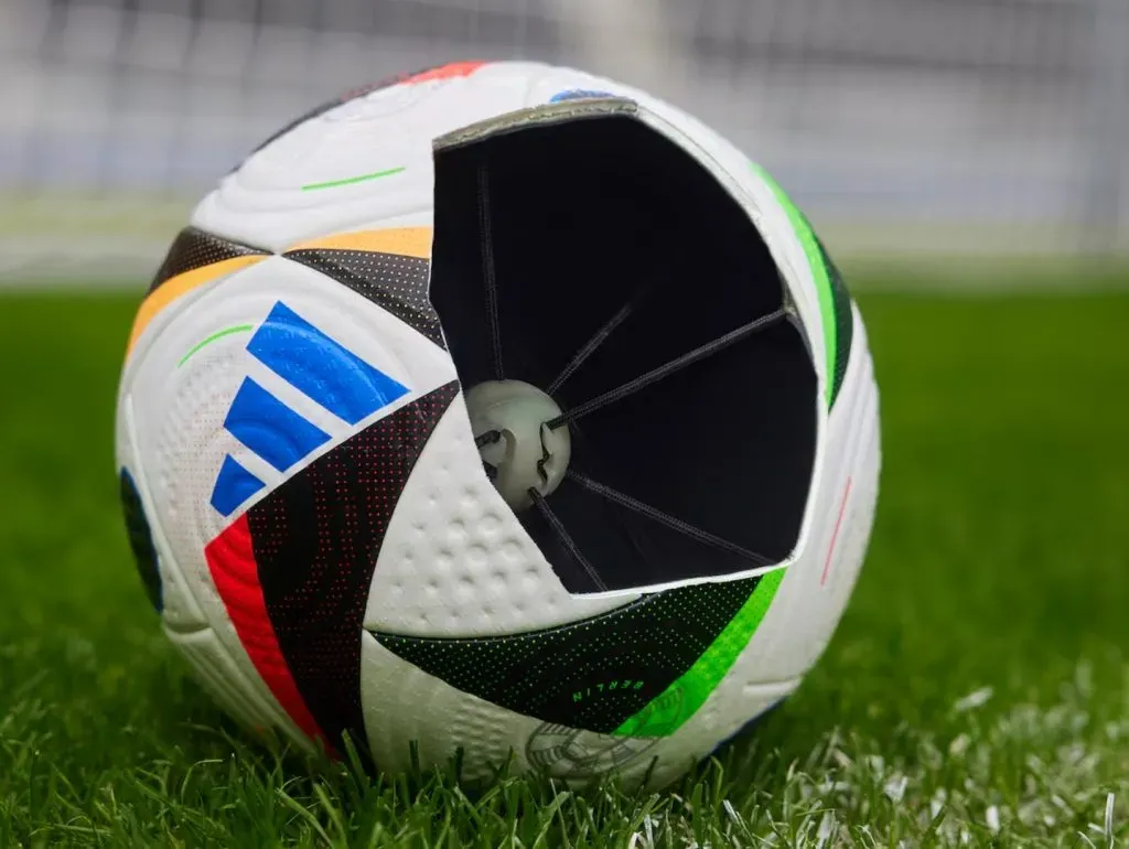 La tecnología que utiliza el balón oficial de la Eurocopa 2024 (X: @EURO2024)