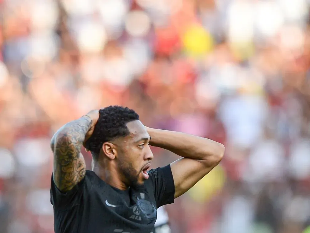 Martínez lamentando durante partida contra o Vitória no Campeonato Brasileiro A 2024. Foto: Jhony Pinho/AGIF