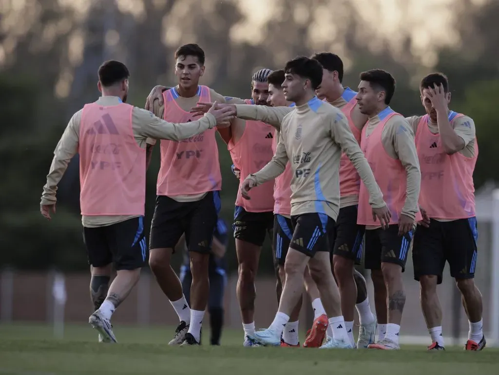 Entrenamiento de la Seleccion Argentina previo al duelo frente a Perú. (Foto: @Argentina).