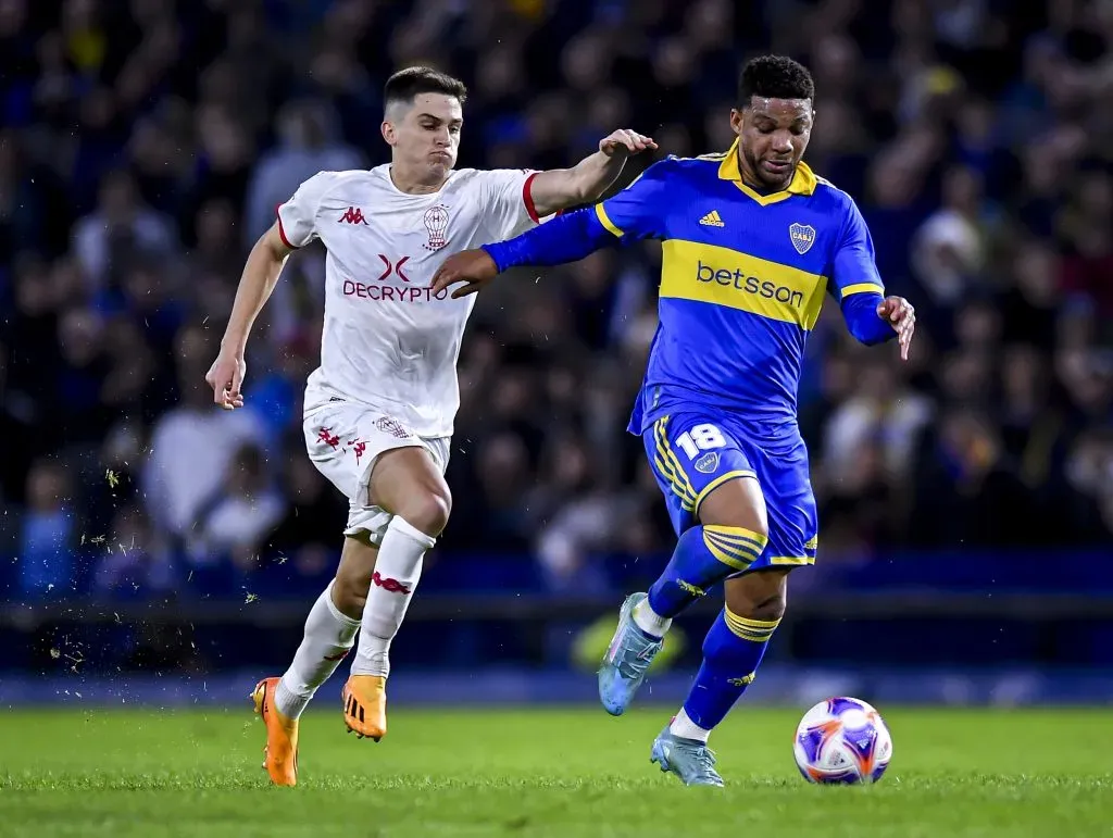 Guillermo Soto marca al colombiano Frank Fabra en un partido entre Boca Juniors vs. Huracán. (Marcelo Endelli/Getty Images).