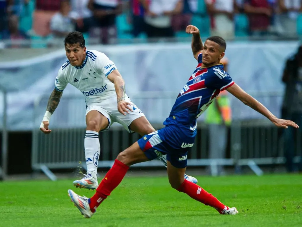 Juba jogador do Bahia disputa lance com Romero jogador do Cruzeiro durante partida na Arena Fonte Nova pelo campeonato Brasileiro A 2024. Foto: Jhony Pinho/AGIF