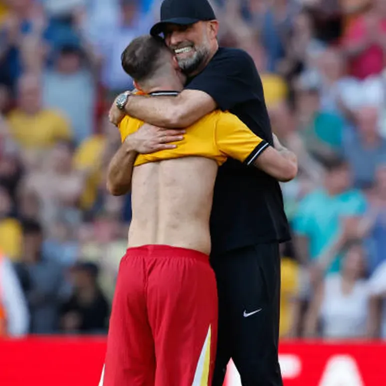 El emotivo abrazo entre Klopp y Mac Allister en su último partido.