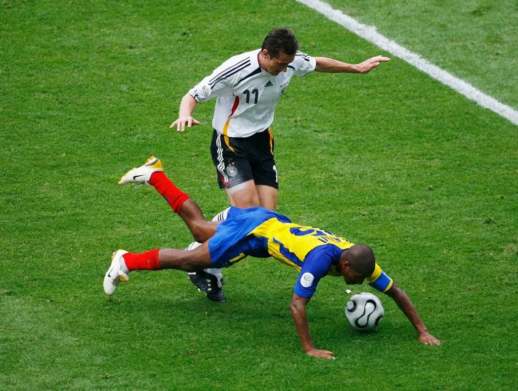 Miroslav Klose lucha un balón con Marlon Ayoví en el Mundial de Alemania 2006. (Shaun Botterill/Getty Images).