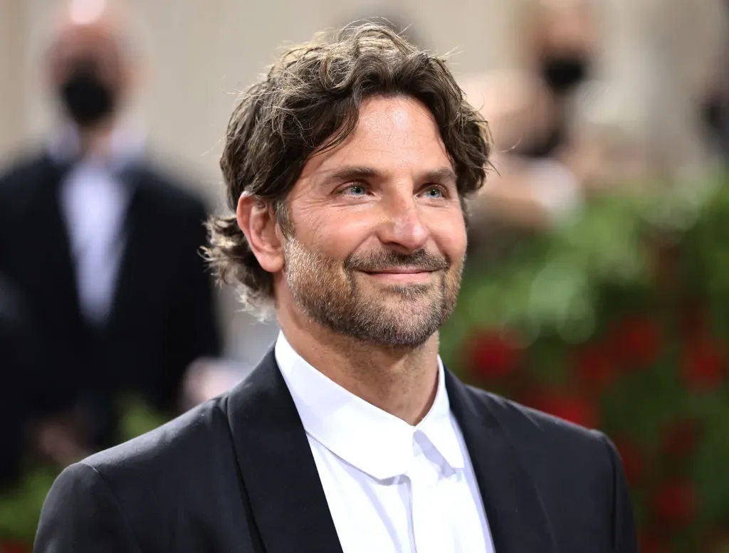 Bradley Cooper en la Met Gala del 2022 / Crédito: Jamie McCarthy/Getty Images)