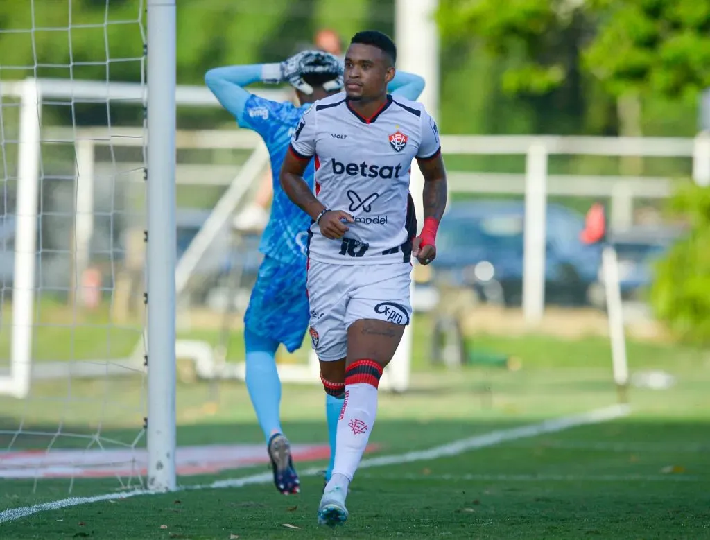 Alerrandro, jogador do Vitoria, comemora seu gol em partida contra o Corinthians (Foto: Jhony Pinho/AGIF)