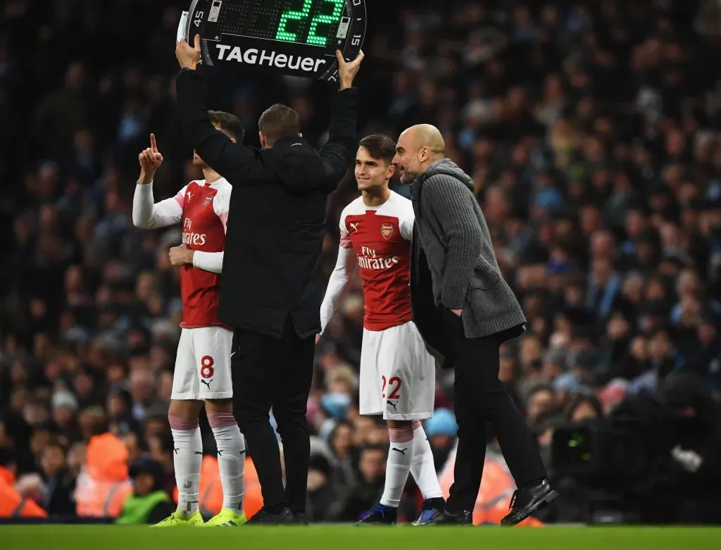 Denis Suárez conversa con Pep Guardiola en un duelo entre Arsenal y Manchester City. (Stu Forster/Getty Images).