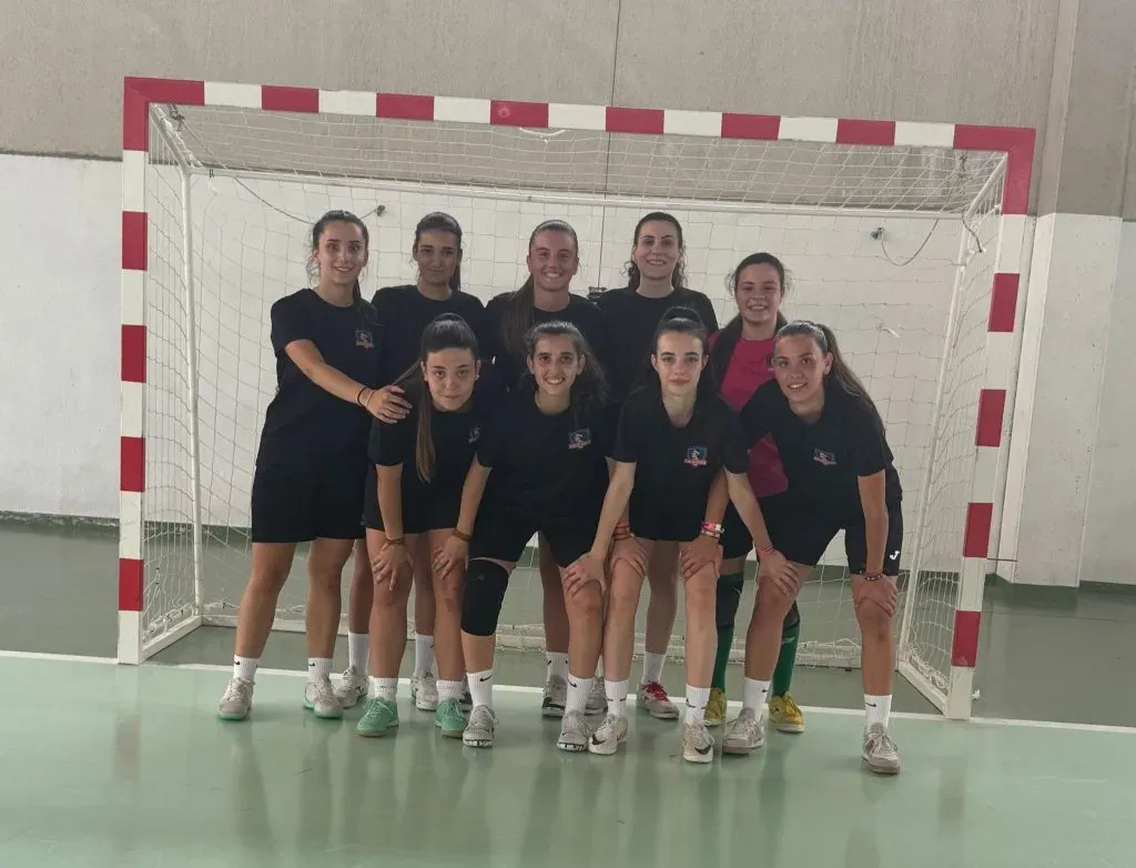 Equipo femenino de fútbol sala con camiseta de Colo Colo. (Foto enviada a DaleAlbo).