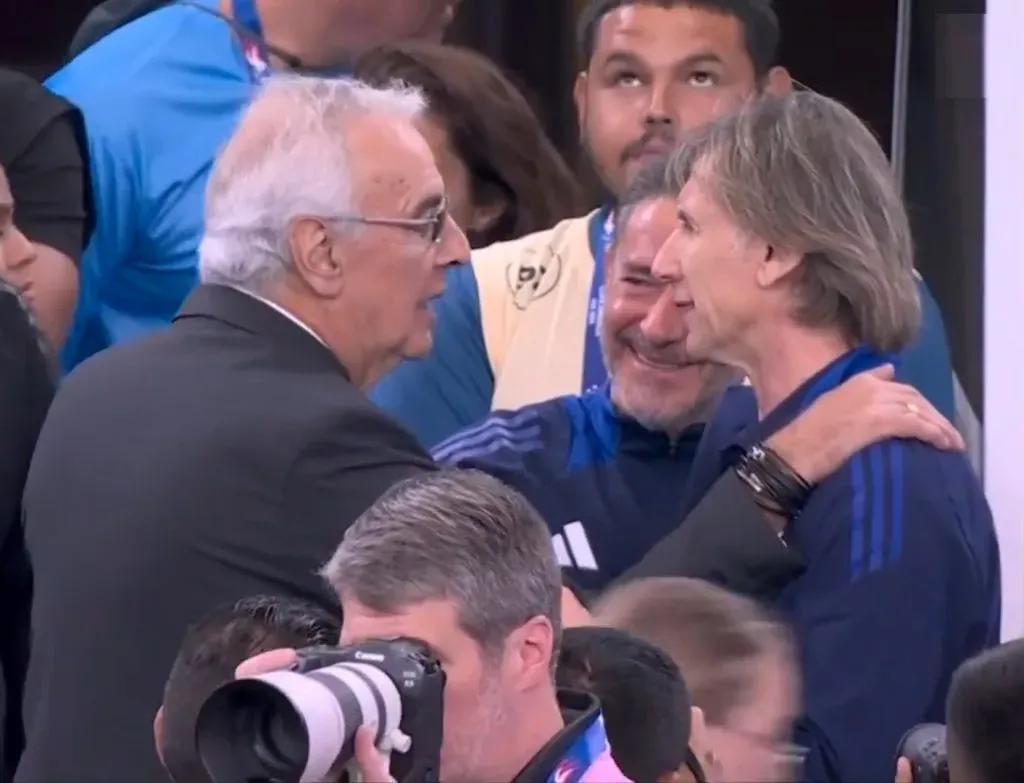 Fraterno abrazo entre Fossati y Gareca en el Perú vs. Chile de la Copa América 2024. (Foto: Captura)