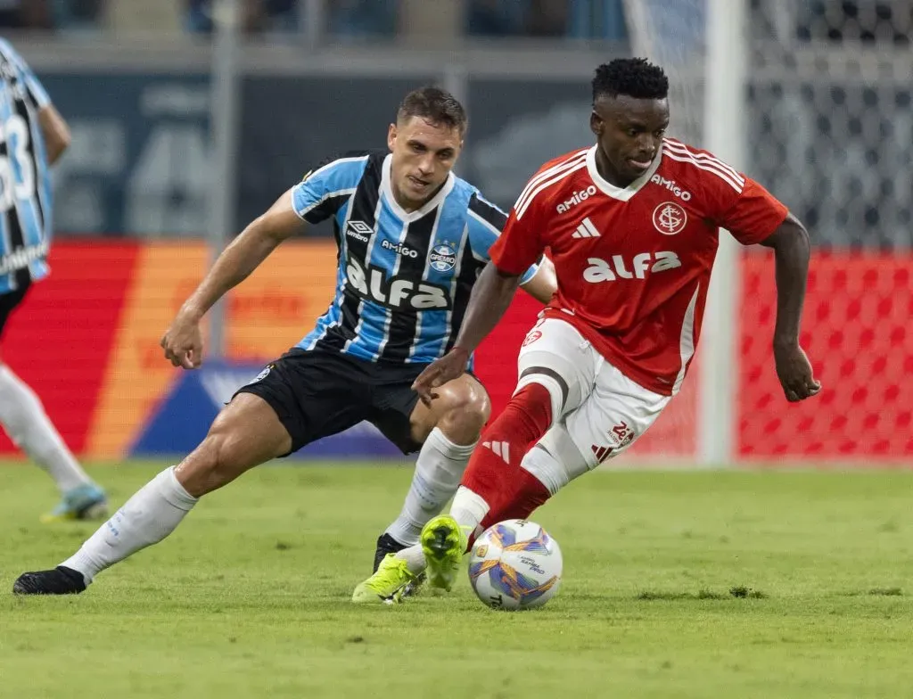 RS – PORTO ALEGRE – 08/03/2025 – GAUCHO 2025, GREMIO X INTERNACIONAL – Christian jogador do Gremio disputa lance com Carbonero jogador do Internacional durante partida no estadio Arena do Gremio pelo campeonato Gaucho 2025. Foto: Liamara Polli/AGIF