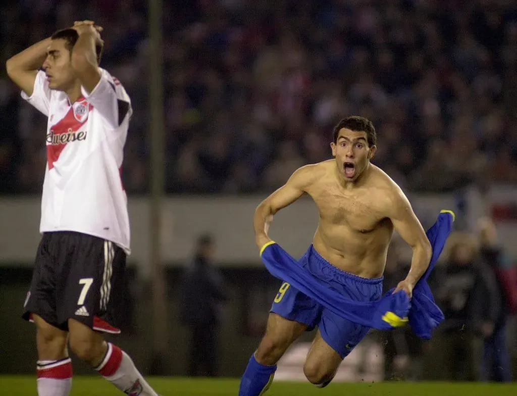 Carlos Tevez contra River en la semifinal de vuelta de la Copa Libertadores 2004 (Imago)