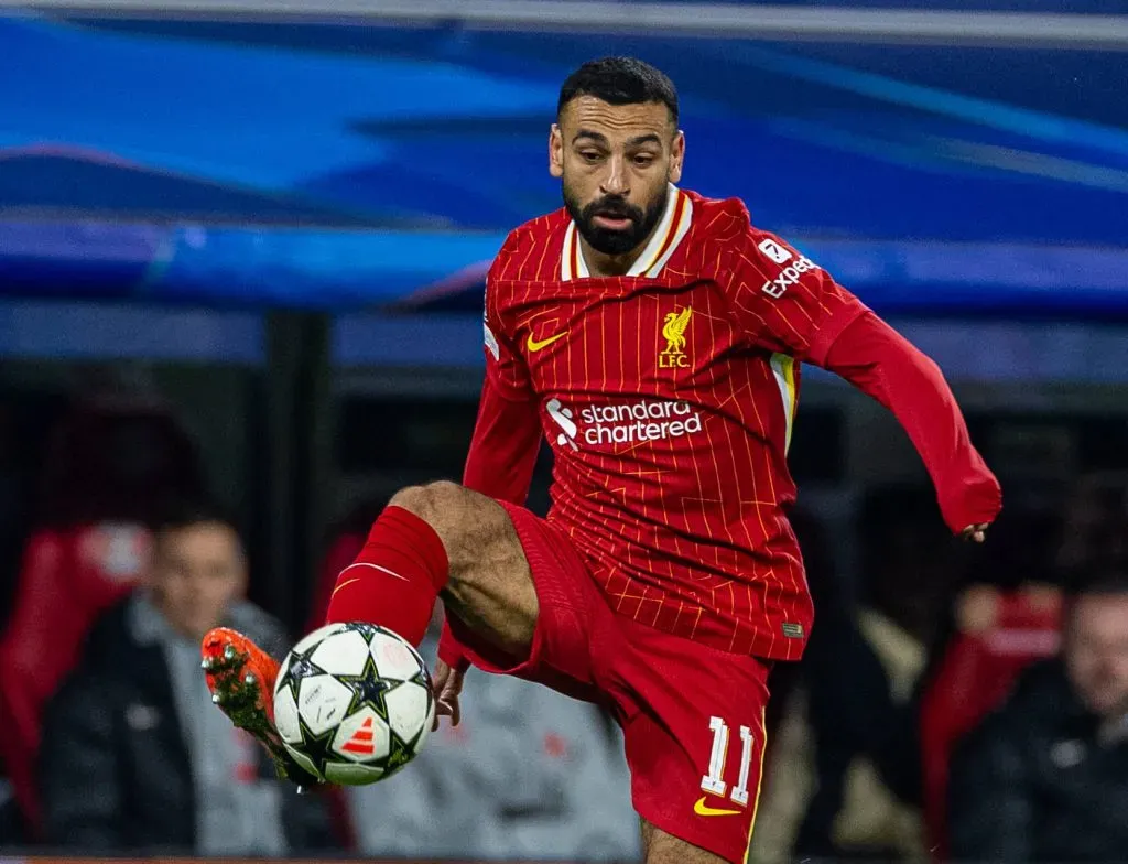 Salah prohíbe el celular en la cafertería: plantel del Liverpool obligado a compartir en el grupo.