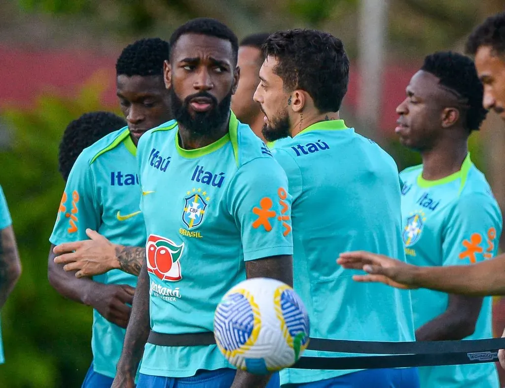 BA – SALVADOR – 17/11/2024 – BRASIL, TREINO SELECAO BRASILEIRA EM SALVADOR (BA) NESTE DOMINGO (17) – Gerson jogador do Brasil durante chegada do time para treino no estadio Barradao. Foto: Jhony Pinho/AGIF