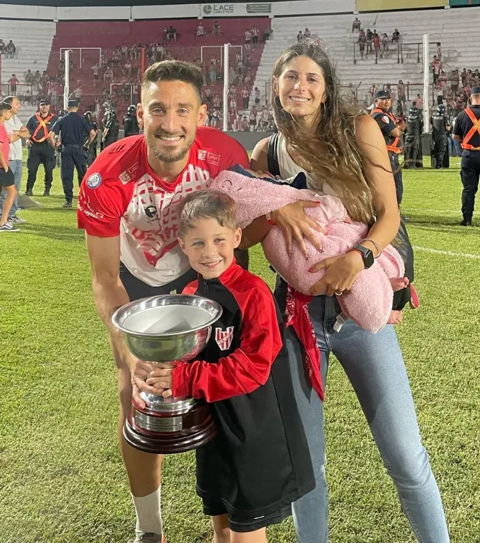 Mazzola celebra el ascenso de Instituto con su familia. (Foto: @nicomazzola.12).