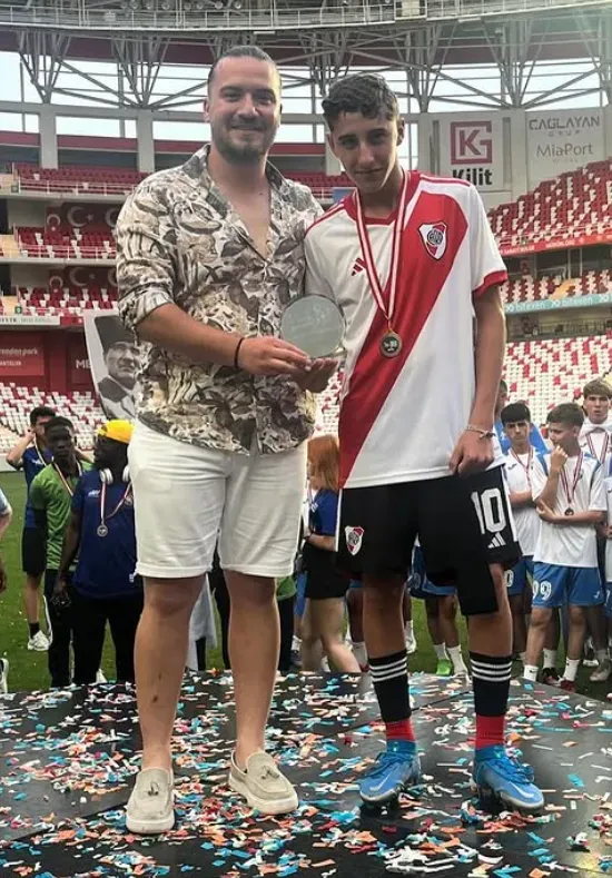 Luca Scarlato con la 10 de River. (Foto: @lucaa.scarlato).