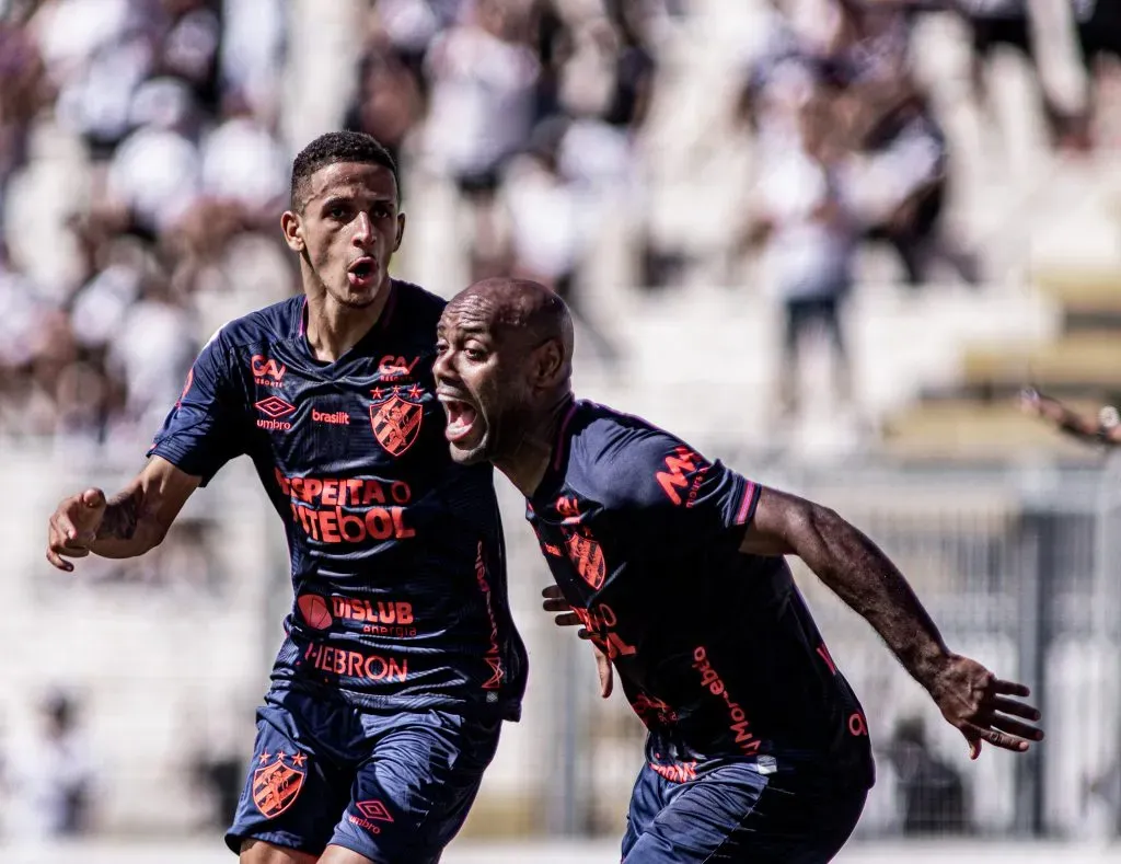 SP – CAMPINAS – 11/06/2023 – BRASILEIRO B 2023, PONTE PRETA X SPORT – Luciano Juba jogador do Sport comemora seu gol com Vagner Love jogador da sua equipe durante partida contra o Ponte Preta no estadio Moises Lucarelli pelo campeonato BRASILEIRO B 2023. Foto: Guilherme Drovas/AGIF