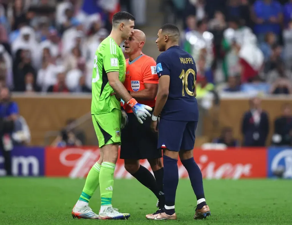 Dibu Martínez, cara a cara con Mbappé en la final de Qatar 2022 (IMAGO)