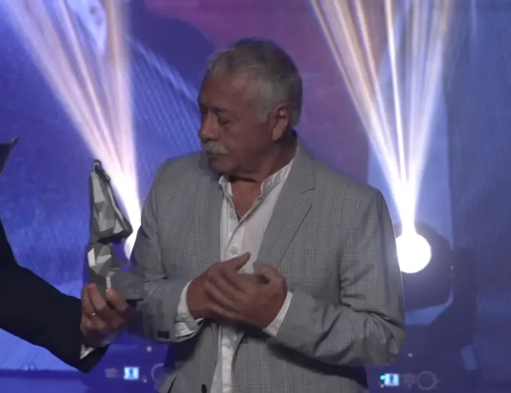Carlos Caszely recibió un Copihue de Oro por su trayectoria. 
