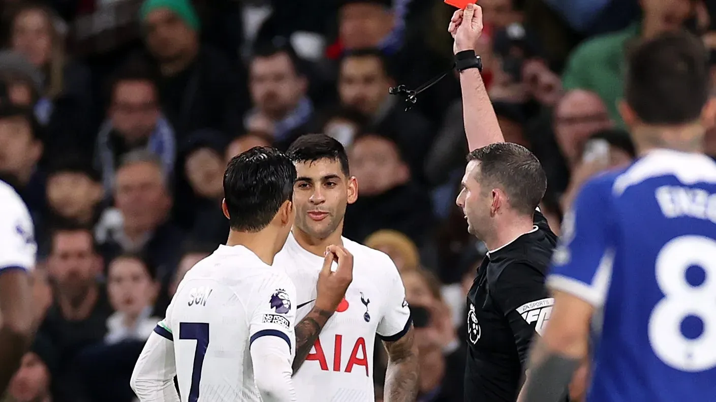 El momento de la expulsión que sufrió Cristian Romero ante el Chelsea. Getty Images.