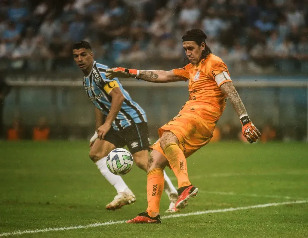 Cássio saiu lesionado diante do Grêmio – Foto: Giancarlo Santorum/AGIF.