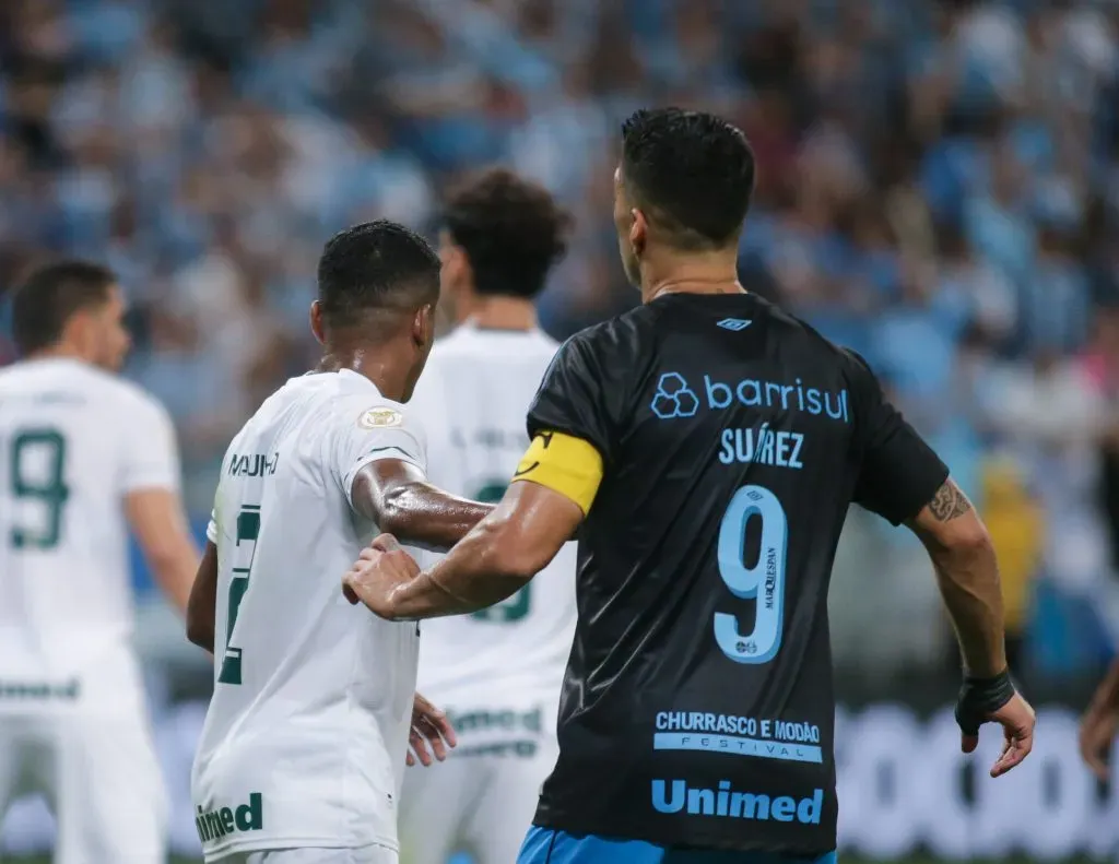 Luis Suarez jogador do Gremio disputa lance com Maguinho jogador do Goias durante partida no estadio Arena do Gremio pelo campeonato Brasileiro A 2023. Foto: Giancarlo Santorum/AGIF