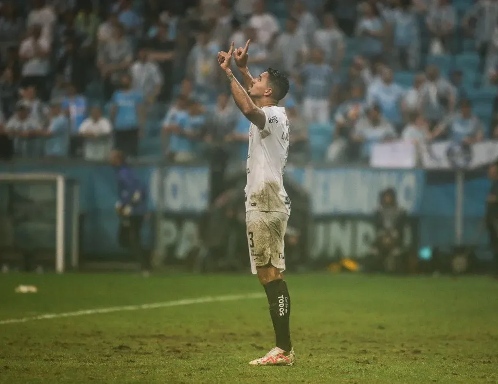 Veríssimo comemorando vitória contra o Grêmio. Foto: Giancarlo Santorum/AGIF