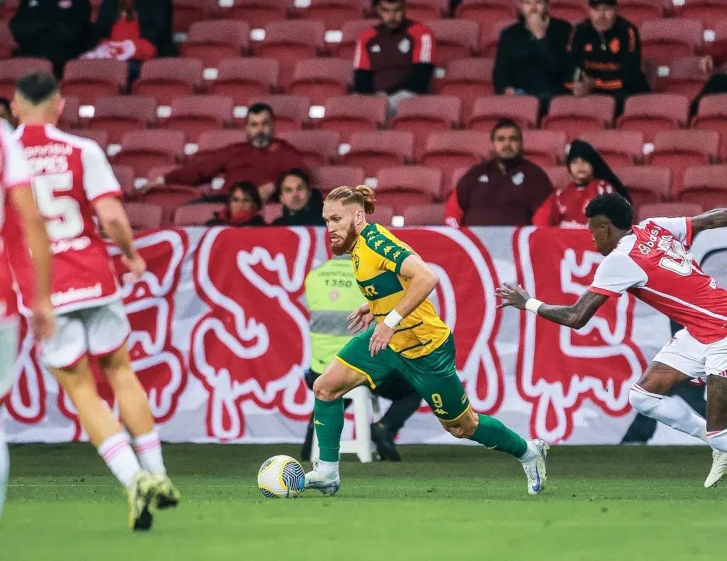 Foto: Giancarlo Santorum/AGIF – Isidro Pitta jogando contra o Internacional no Beira-Rio