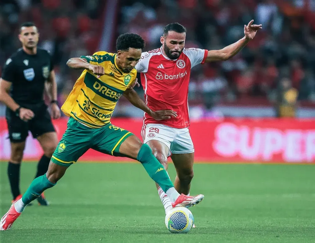 RS – PORTO ALEGRE – 16/09/2024 – BRASILEIRO A 2024, INTERNACIONAL X CUIABA – Thiago Maia jogador do Internacional disputa lance com Lucas Mineiro jogador do Cuiaba durante partida no estádio Beira-Rio pelo campeonato Brasileiro A 2024.