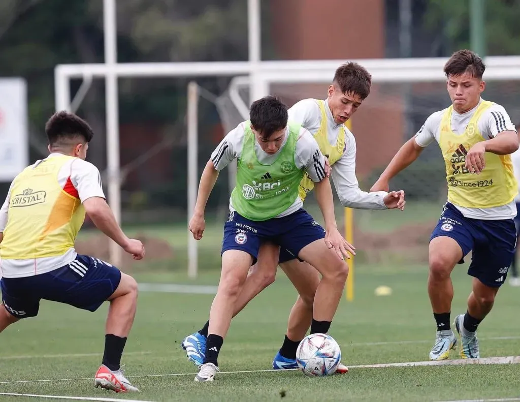 Leandro Hernández recibe la marca de Iván Román y detrás llega Benjamín Araneda. Los trabajos de la Roja Sub 20 se enfocaron mucho en la técnica. (Foto: Comunicaciones FFCh).