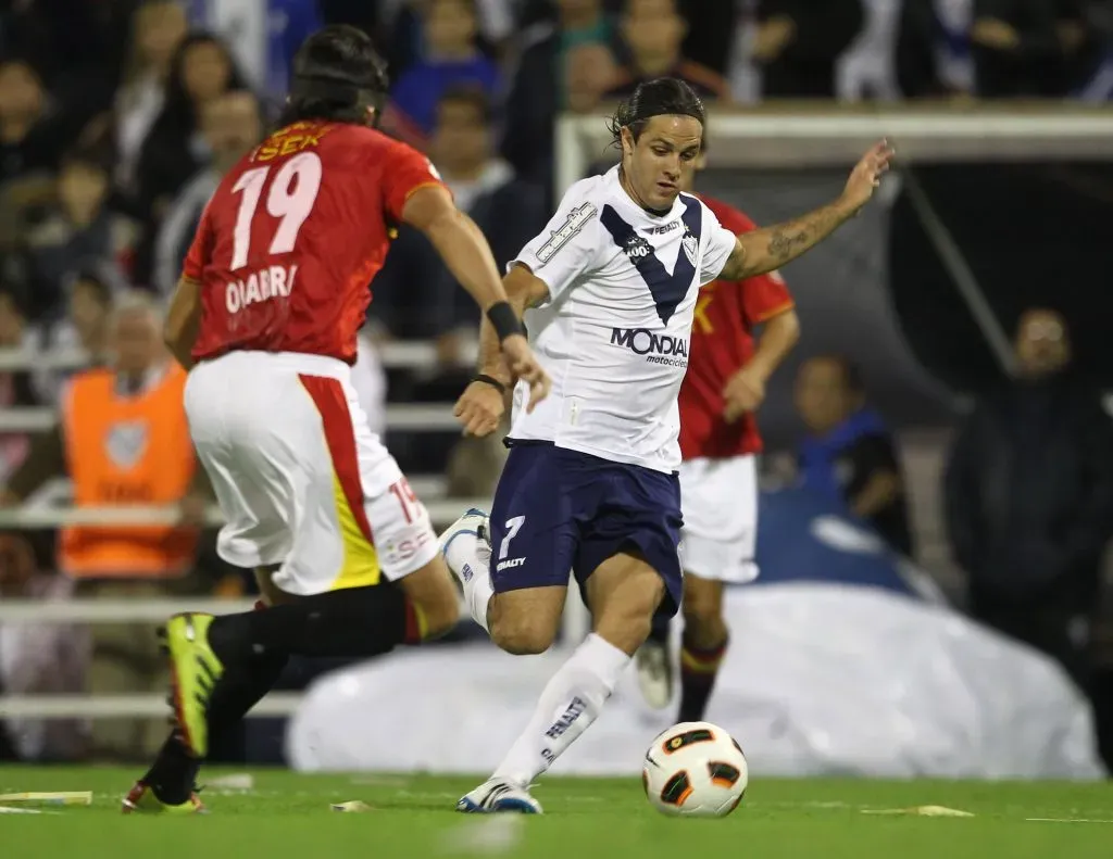 Juan Manuel Martínez ante Rafael Olarra en un partido entre Vélez y Unión Española por la Copa Libertadores. (PHOTOGAMMA/PHOTOSPORT).