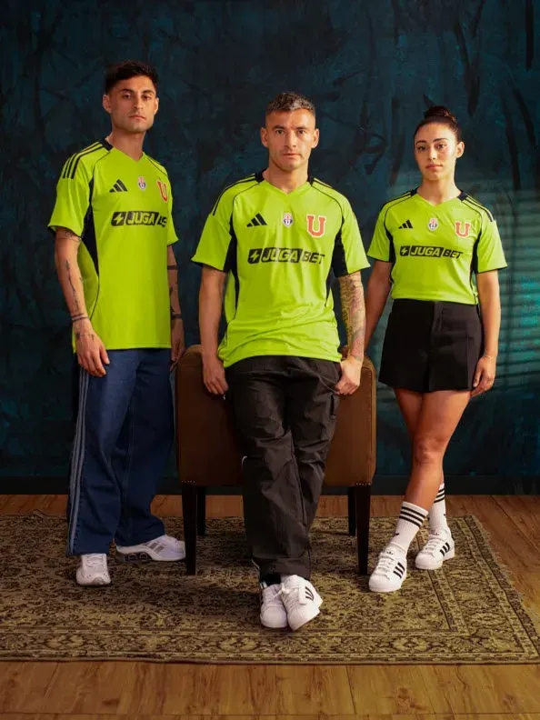 La nueva camiseta de la U que recuerda la casaquilla flúor de la época post Sampaoli.