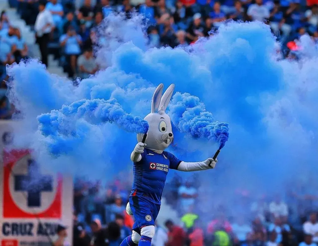 Blu, agitando bengalas en el Estadio Azul. (Instagram @blucruzazul)