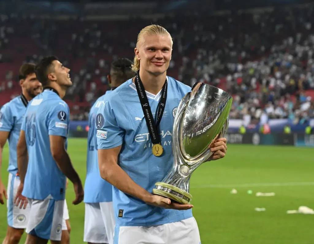PIRAEUS, GREECE – AUGUST 16:  Erling Haaland of Manchester City poses for a photograph with the UEFA Super Cup trophy after the team’s victory in the UEFA Super Cup 2023 match between Manchester City FC and Sevilla FC at Karaiskakis Stadium on August 16, 2023 in Piraeus, Greece. (Photo by Claudio Villa/Getty Images)