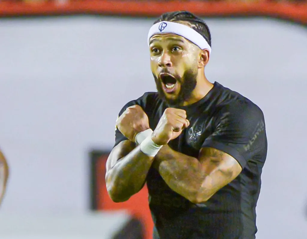 Memphis comemora gol diante do Vitória. Foto: Jhony Pinho/AGIF