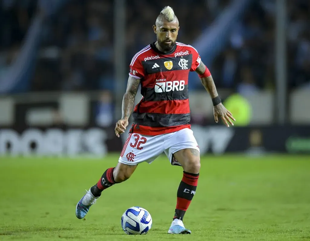 Arturo Vidal jugando con Flamengo por la Copa CONMEBOL Libertadores 2023 ante Racing Club en Avellaneda, Argentina. Foto: Marcelo Endelli/Getty Images.