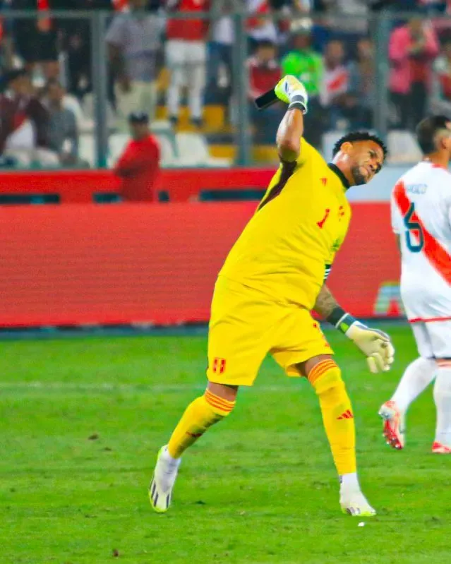 Pedro Gallese enojado lanzando el celular. (Foto: Efren Zegarra).