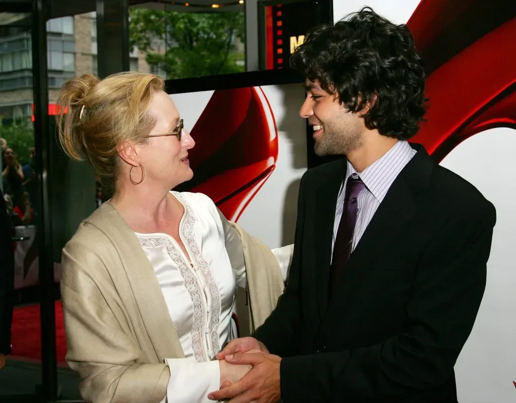 Los actores Meryl Streep y Adrian Grenier asisten al estreno de El Diablo viste a la moda, de 20th Century Fox en el Loews Lincoln Center Theatre el 19 de junio de 2006, en Nueva York. Imagen: Getty Images.