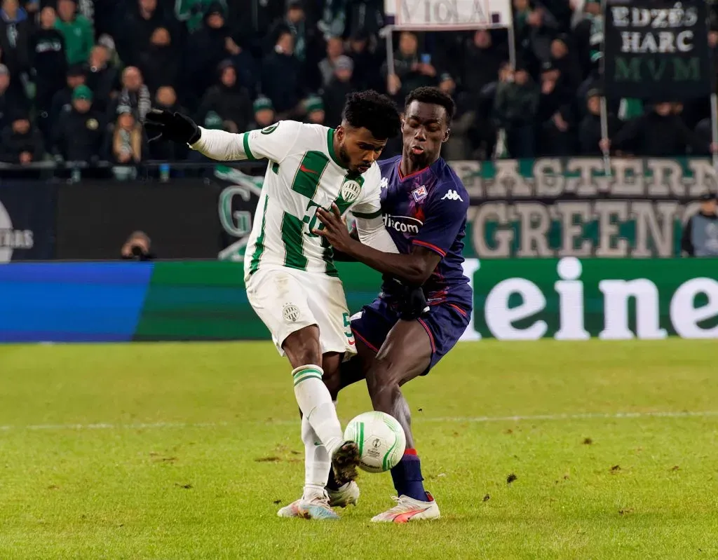 BUDAPESTE, HUNGRIA – DEZEMBRO 14: José Marcos Marquinhos do Ferencvarosi TC luta pela posse com Michael Kayode da ACF Fiorentina durante a partida da UEFA Europa Conference League entre Ferencvarosi TC e ACF Fiorentina na Groupama Arena em 14 de dezembro de 2023 em Budapeste, Hungria. (Foto: Laszlo Szirtesi/Getty Images)