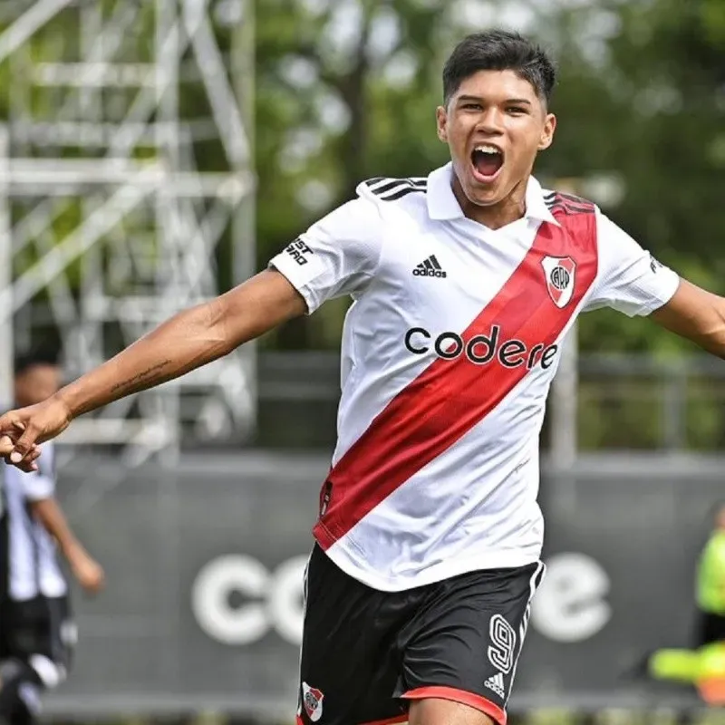 Alexis González festejando un gol en River.
