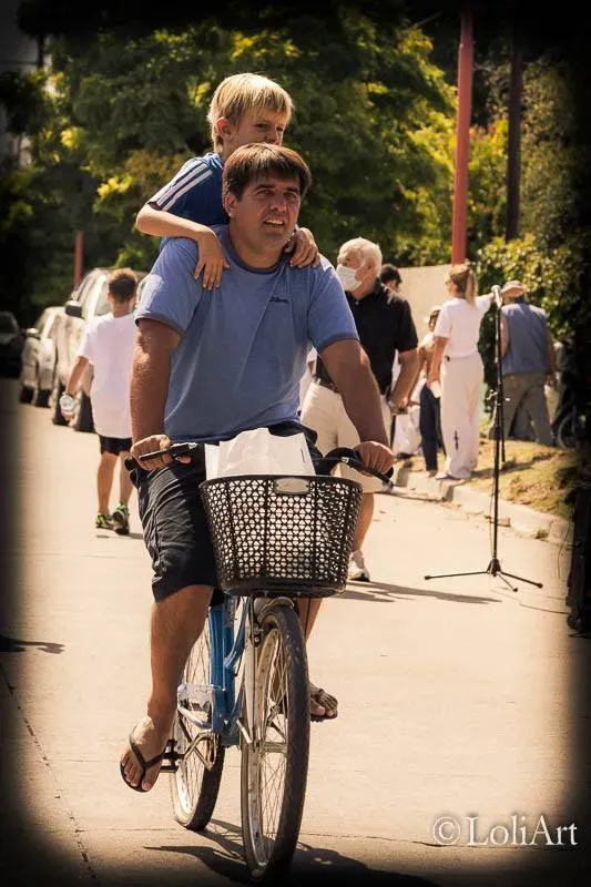 Franco Mastantuono con su papá, Cristian, durante un paseo en bicicleta por Azul.