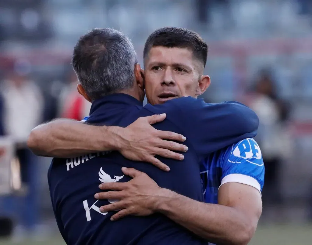 Cris Martínez abraza a Gustavo Álvarez tras la obtención del título con Huachipato. Foto: Marco Vazquez/Photosport