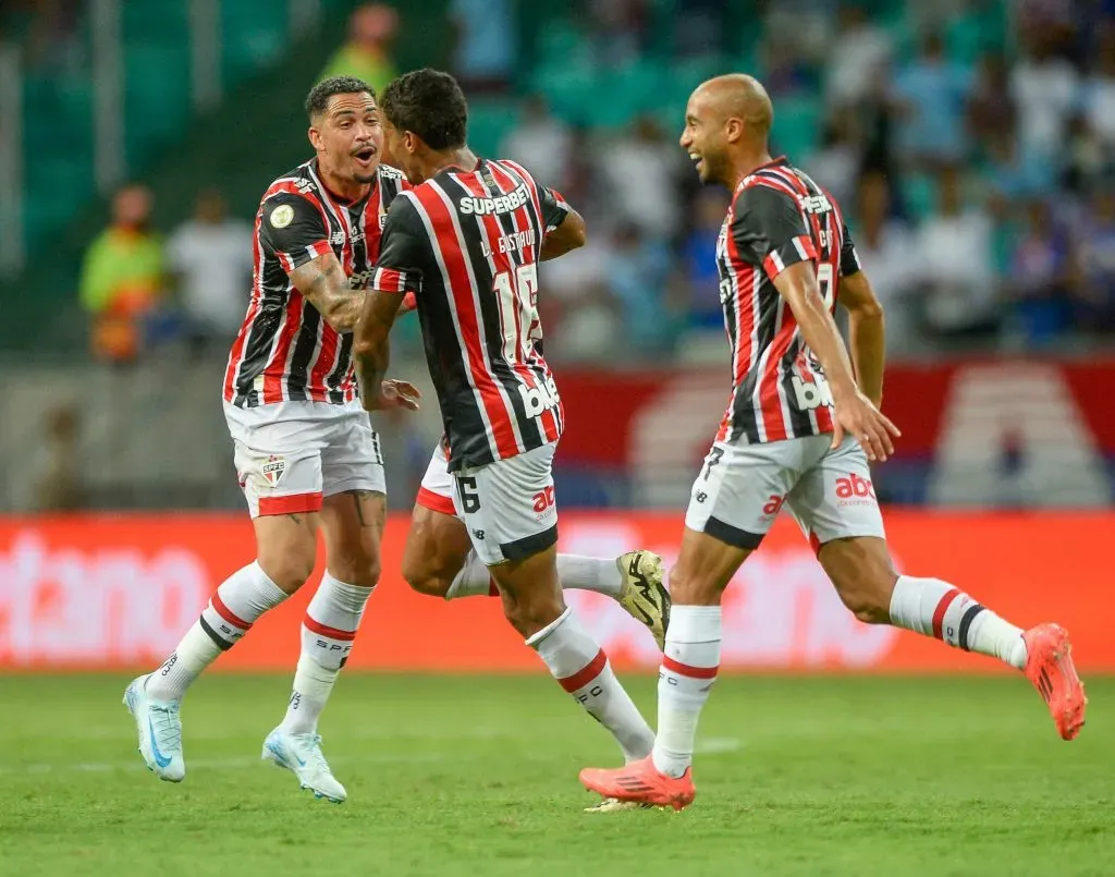 Elenco comemorando gol anotado na Fonte Nova. Foto: Jhony Pinho/AGIF