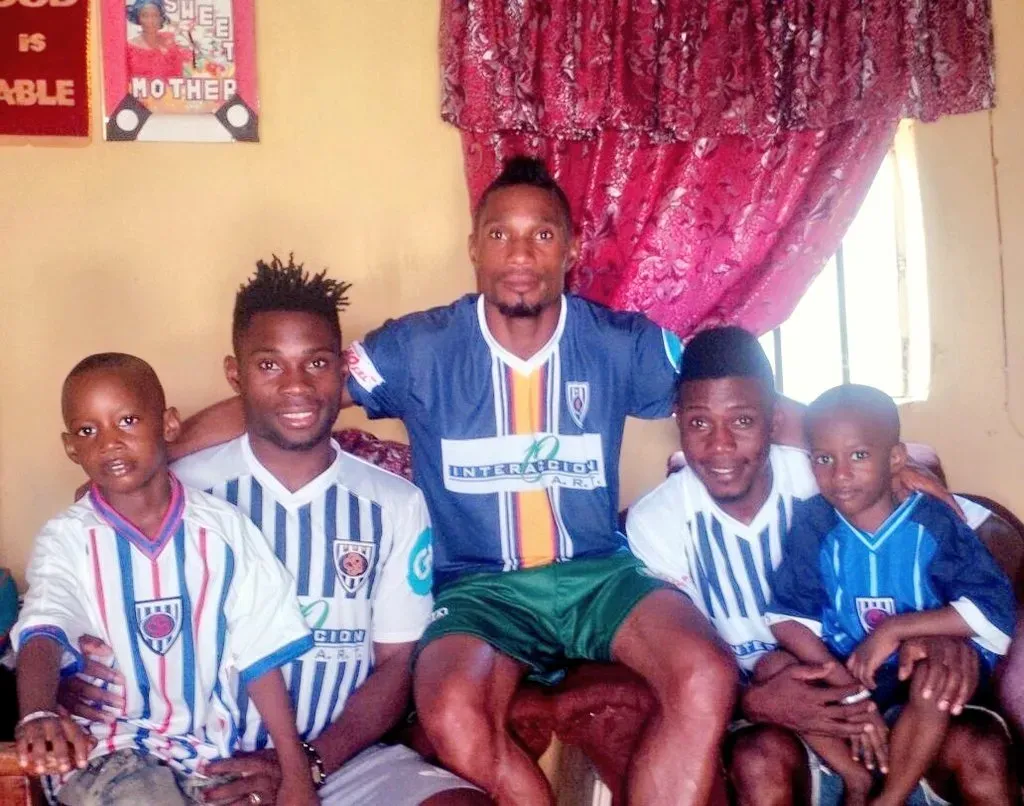 Félix Orode junto a sus hermanos y sobrinos. (Foto: @FelixOrode).