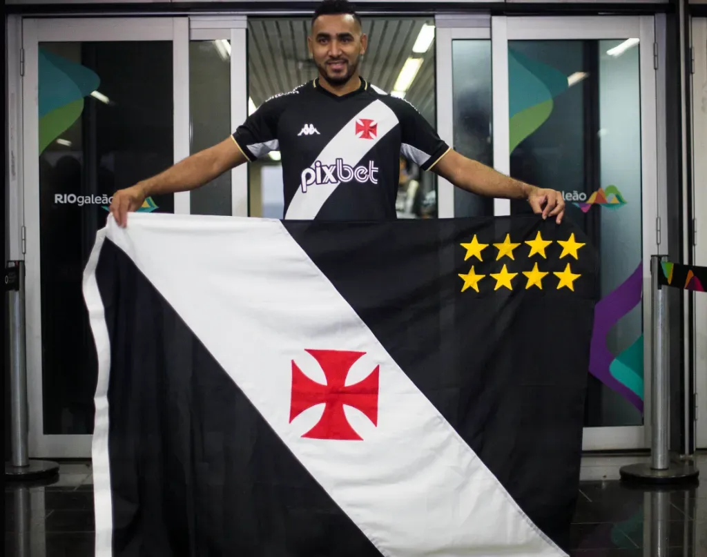 Dimitri Payet llegó muy temprano a Brasil este 16 de agosto. (Daniel Ramalho/Vasco da Gama).