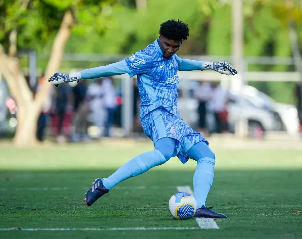 Hugo Souza em ação pelo Corinthians contra o Vitória. Foto: Jhony Pinho/AGIF