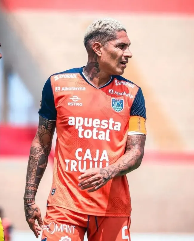 Paolo Guerrero jugando ene la Universidad César Vallejo. (Foto: Liga 1).