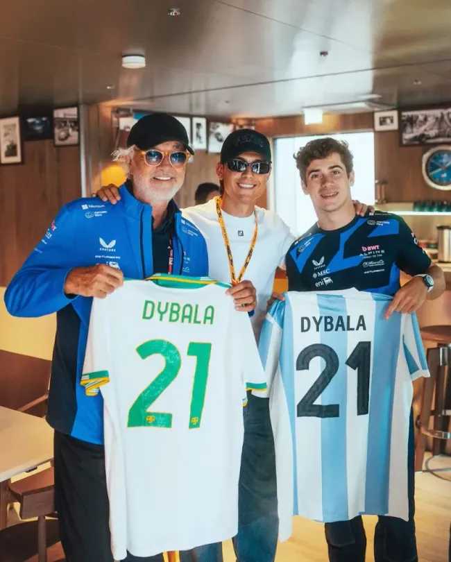 Dybala le regaló un par de camisetas a Colapinto y Briatore. (Alpine F1 Team)