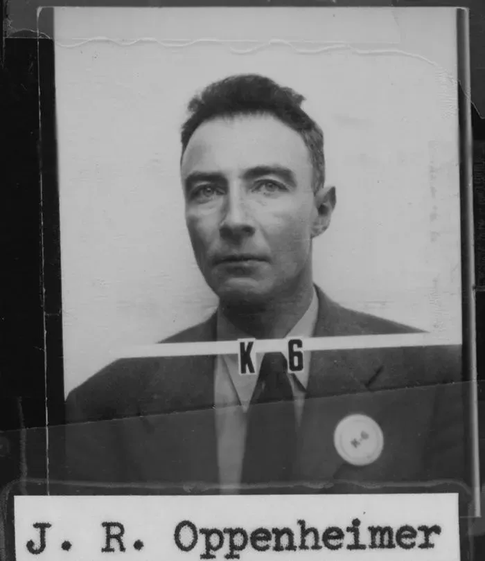 Foto de una identificación oficial de seguridad de J. Robert Oppenheimer.  Imagen: Wikipedia.