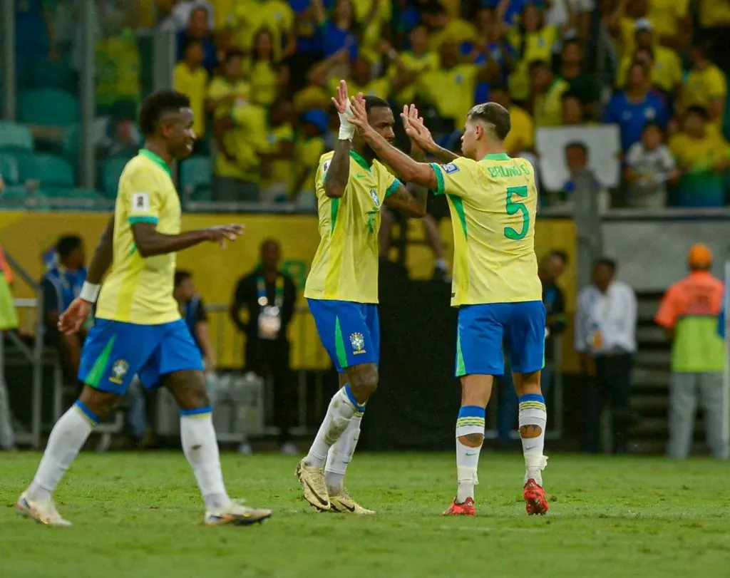 Bruno Guimarães cumprimenta Gerson pelo gol de empate da Seleção Brasileira contra Uruguai – Foto: Jhony Pinho/AGIF