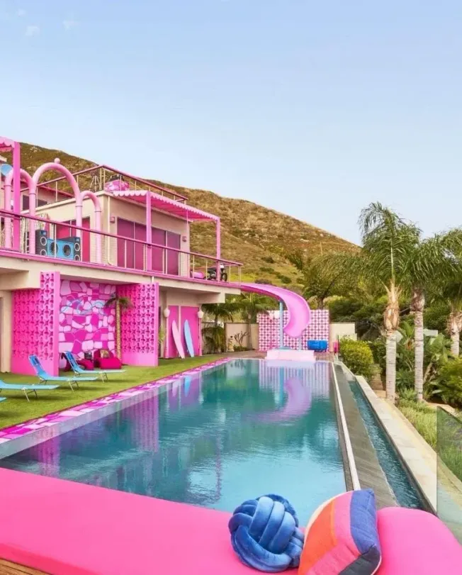 Así es la CASA DE BARBIE que construyeron en Malibú.