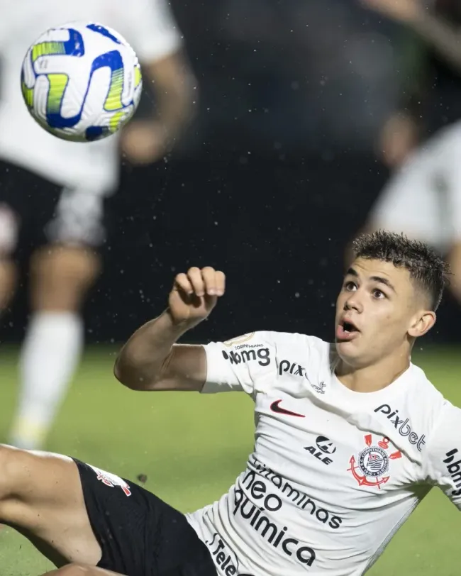 Gabriel Moscardo, jogador do Corinthians, durante partida contra o Vasco no estádio São Januário pelo campeonato Brasileiro A 2023. Foto: Jorge Rodrigues/AGIF